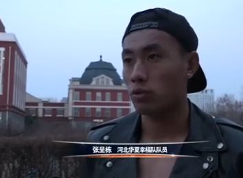露宿情侣裸体说