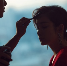 美女跪下吃男人的j8视频